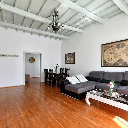 16thcentury شقة *